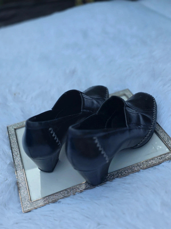 Clarks Leather court shoes size 8