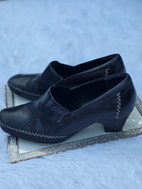 Clarks Leather court shoes size 8