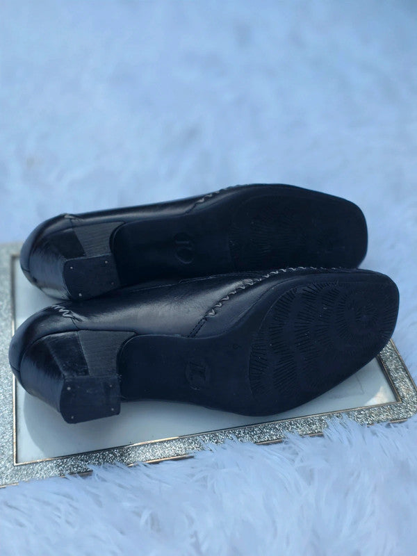 Clarks Leather court shoes size 8