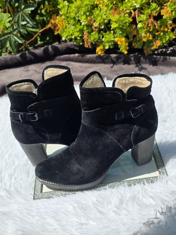 Moda in Pelle suede ankle boots size 9.5