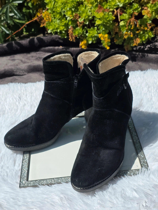 Moda in Pelle suede ankle boots size 9.5