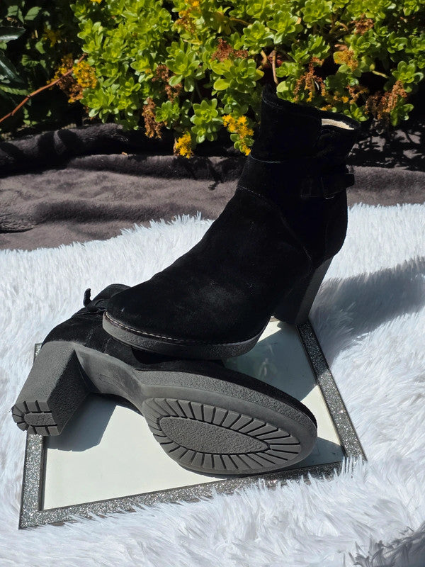 Moda in Pelle suede ankle boots size 9.5