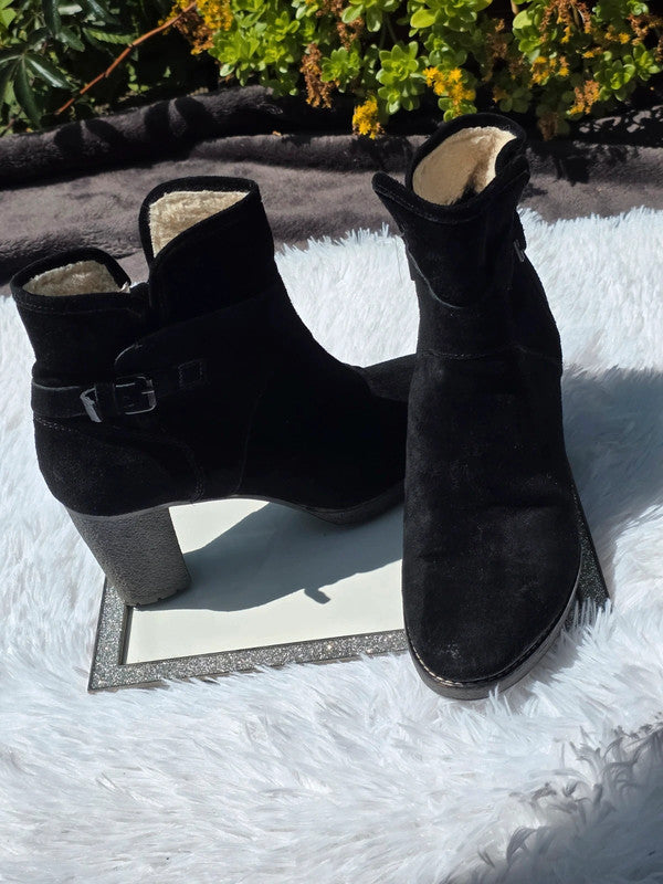Moda in Pelle suede ankle boots size 9.5