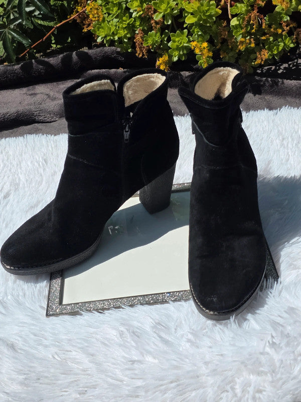 Moda in Pelle suede ankle boots size 9.5