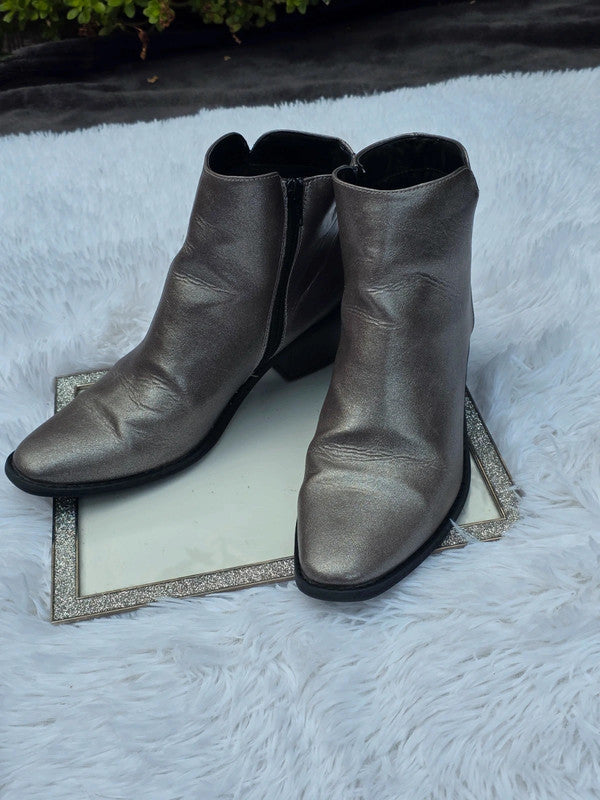 TU cowgirl style ankle boots size 8