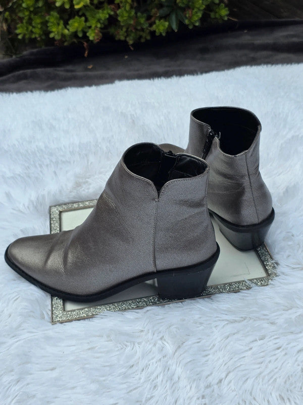 TU cowgirl style ankle boots size 8