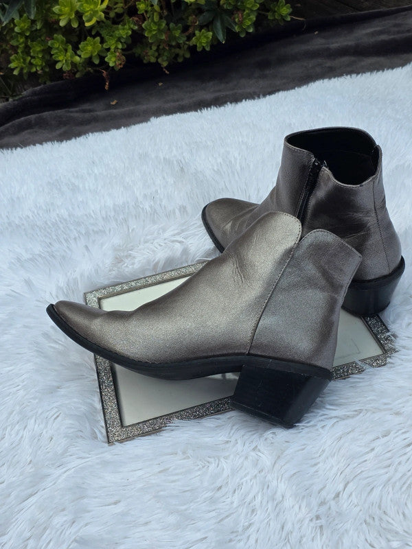 TU cowgirl style ankle boots size 8