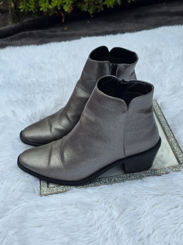 TU cowgirl style ankle boots size 8