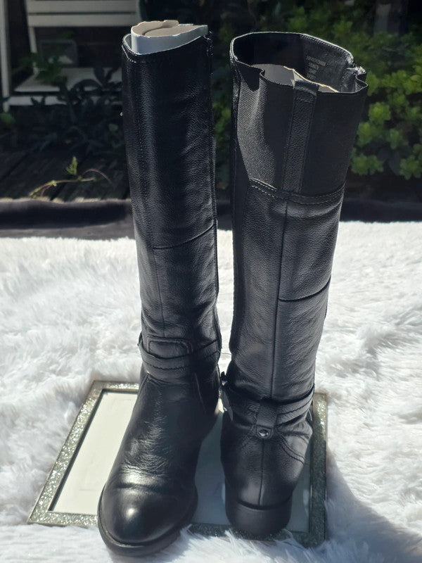 Fabulous Footwear knee high boots size 7