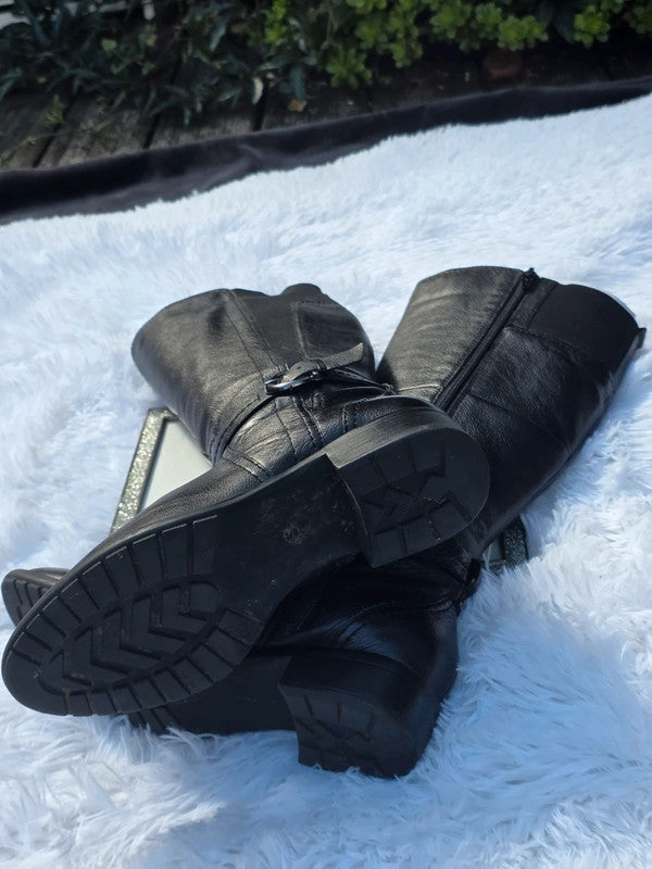 Fabulous Footwear knee high boots size 7