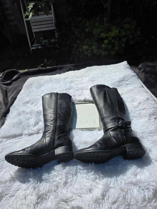 Fabulous Footwear knee high boots size 7