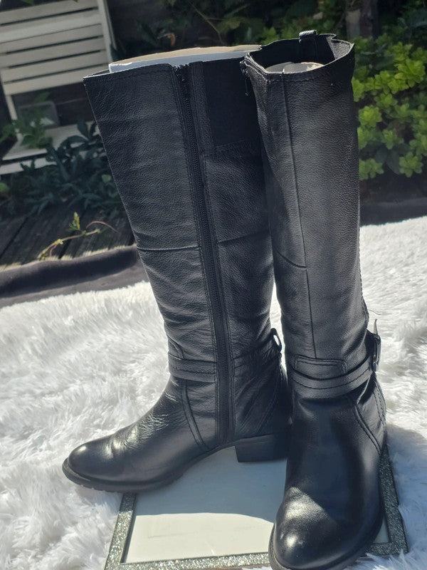 Fabulous Footwear knee high boots size 7