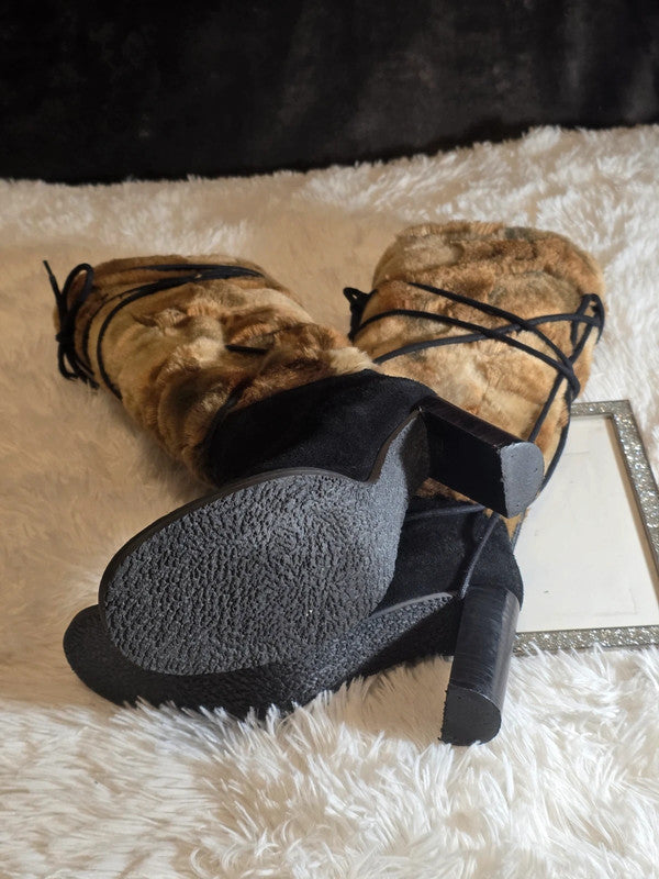A Leather boots with faux fur size 6