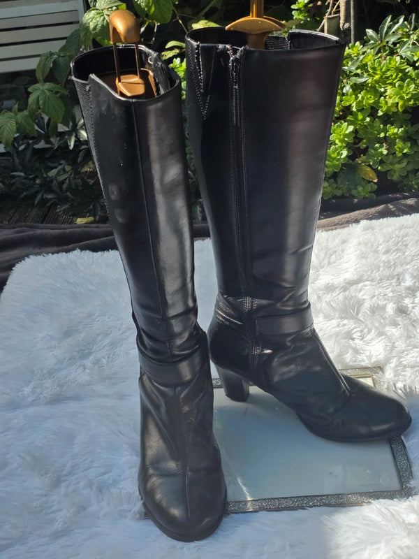 A Clarks leather knee-high boots size 7.5