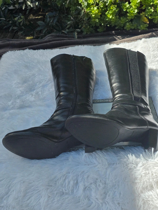 A Clarks leather knee-high boots size 7.5