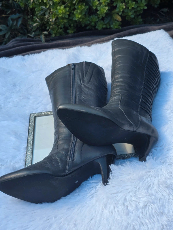 A Legroom vintage knee-high boots size 8