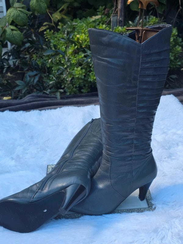 A Legroom vintage knee-high boots size 8