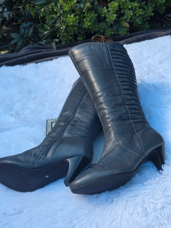 A Legroom vintage knee-high boots size 8
